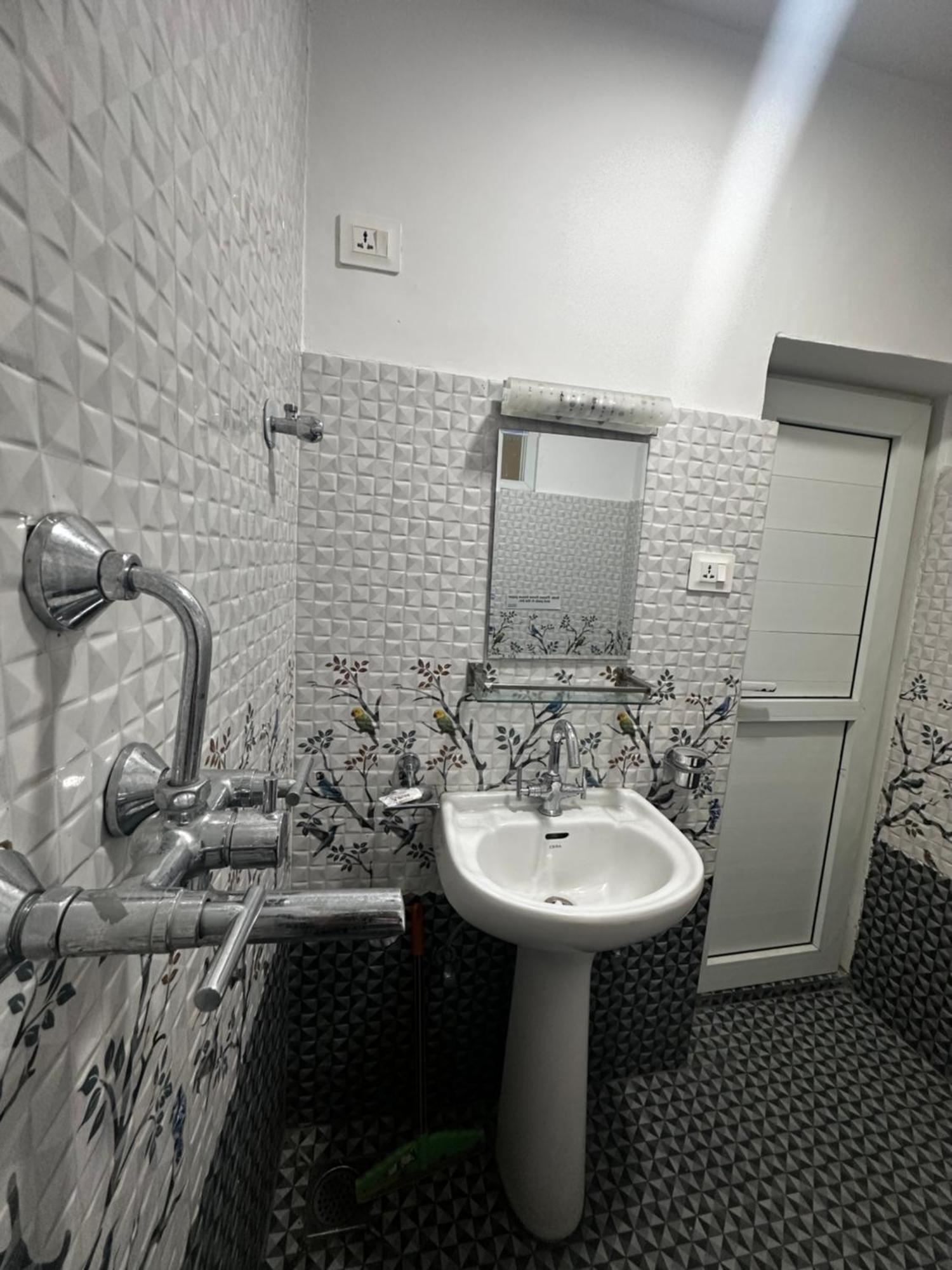 Norbu Hotel Катманду Екстер'єр фото